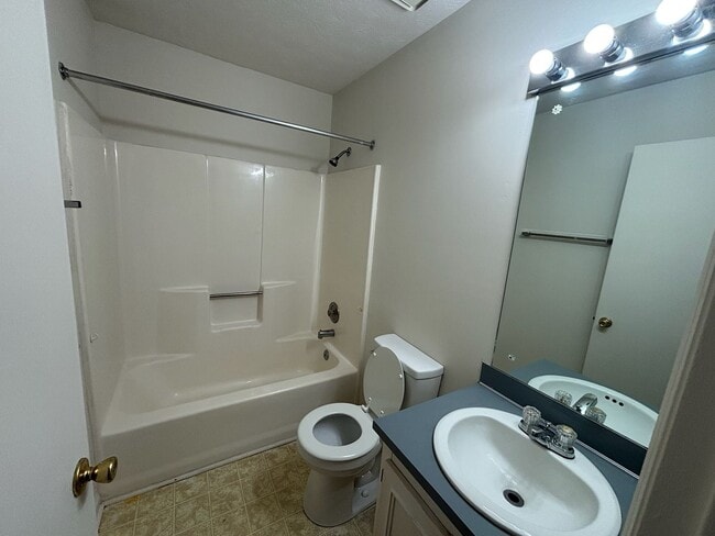 Building Photo - Charming 3BR Home in Columbus – Pet Friendly & Move-In Ready!