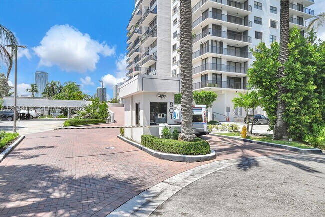 Building Photo - 801 N Venetian Dr