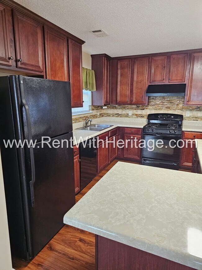 Building Photo - WOW!!! GORGEOUS HOME IN POPULAR CREEKSIDE SUBDIVSION / SWIM / TENNIS / UPGRADES GALLORE