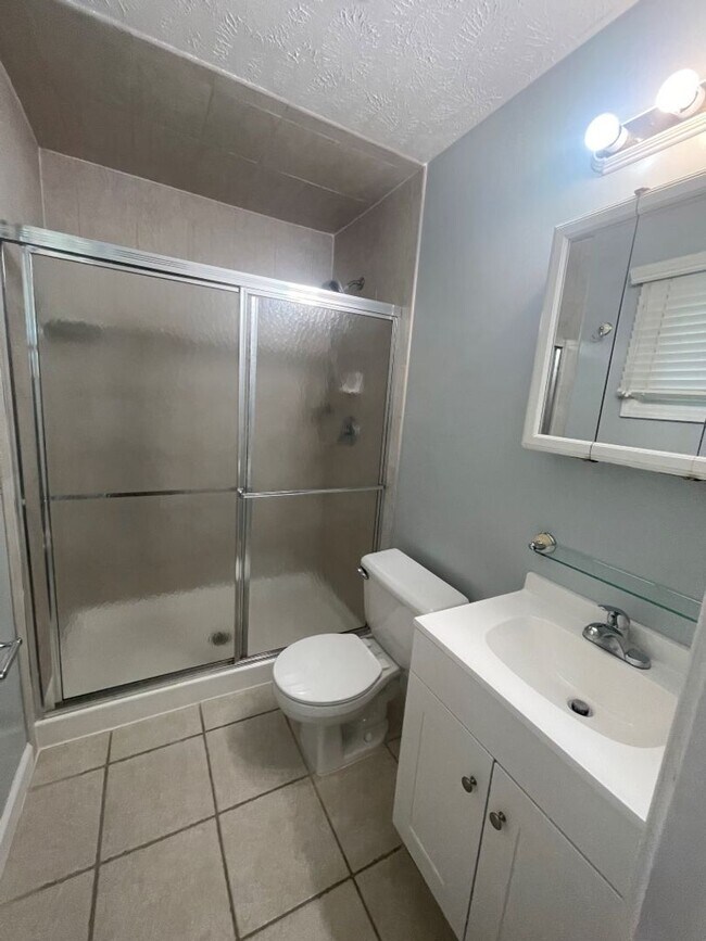 Building Photo - Bellevue Home For Rent!
