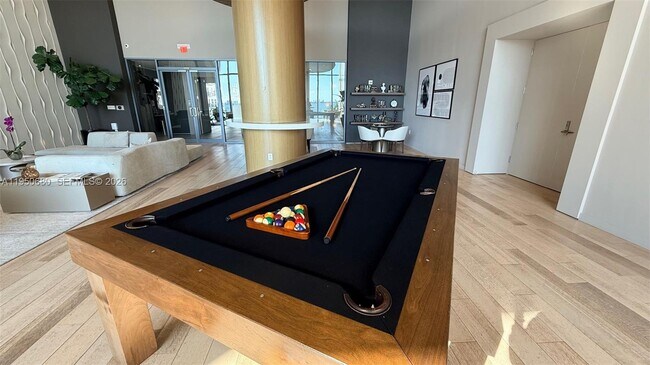 Building Photo - 460 NE 28th St