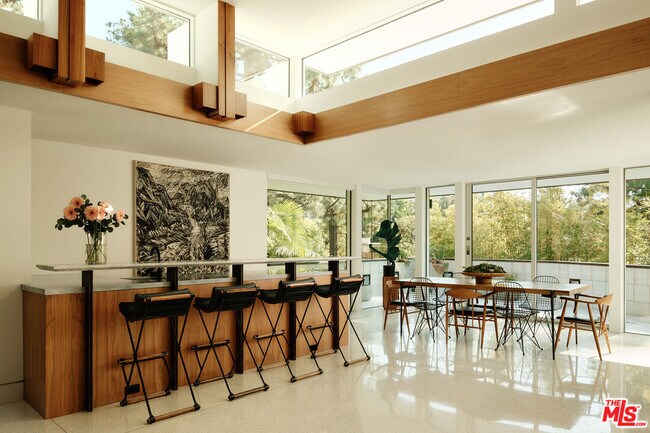 Building Photo - 1061 Loma Vista Dr