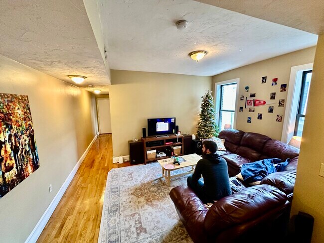 Primary Photo - 17 Highgate St