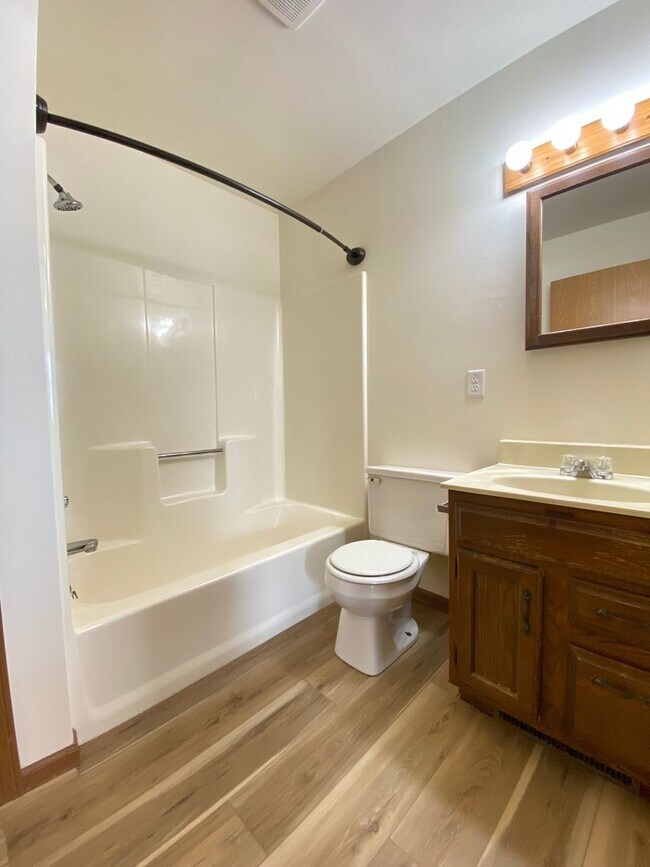 Building Photo - 1785/1787 Alexandra Court