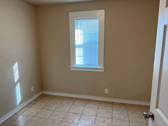 Building Photo - 2 Bedroom 1 Bath Duplex
