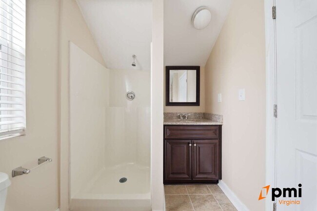 Building Photo - 4 BEDROOM 2 BATH RENOVATED HOME IN NORFOLK, PETS ACCEPTED