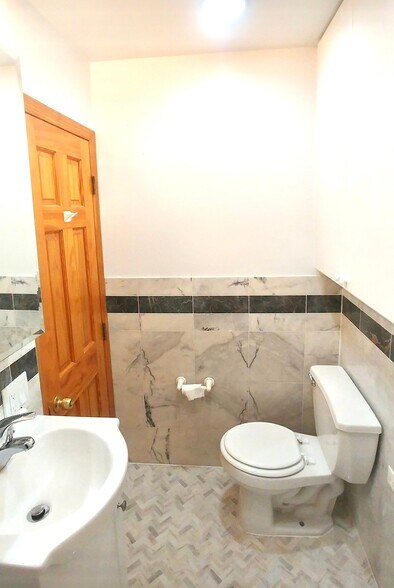 Building Photo - 196 W 9th St