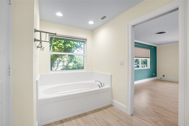 Building Photo - 500 Gardenia Ln