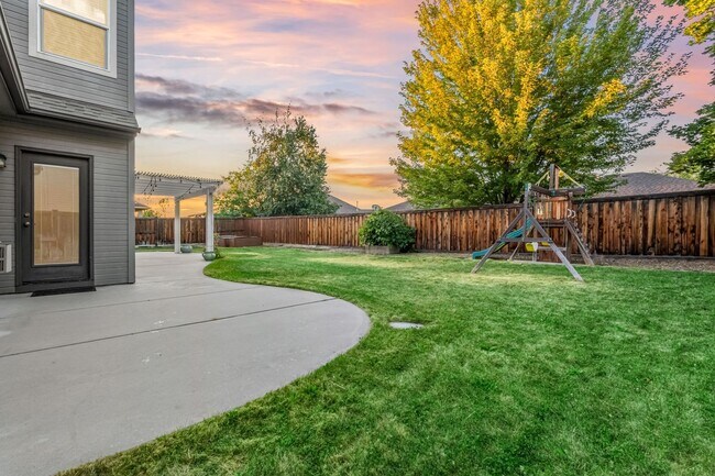 Building Photo - SE BOISE 5BD/3.5BA PLUS OFFICE