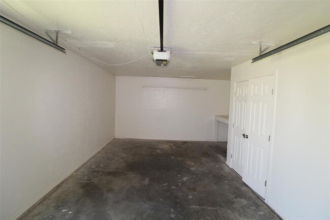 Building Photo - 211 Skylark Ct