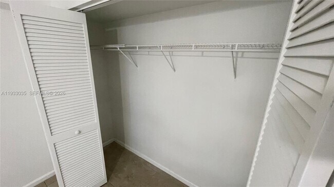 Building Photo - 529 E Sheridan St