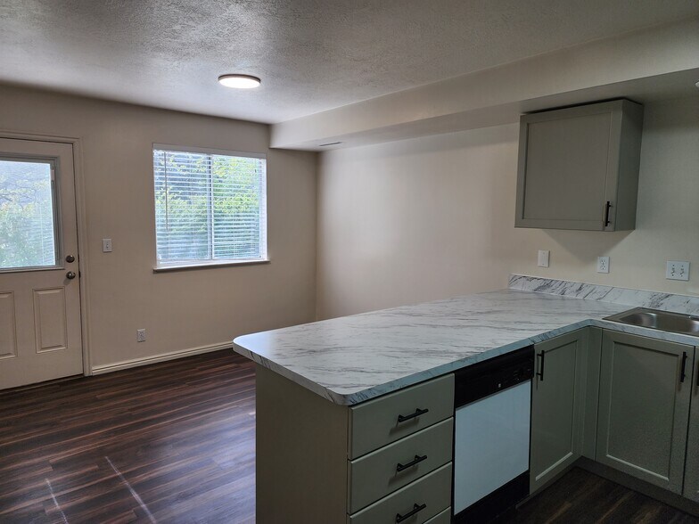 Building Photo - 445 N 500 W