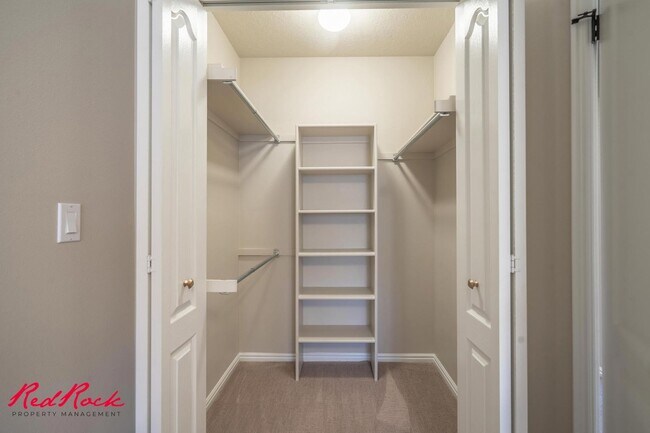 Building Photo - Spacious 6 Bedroom Home with a Balcony!