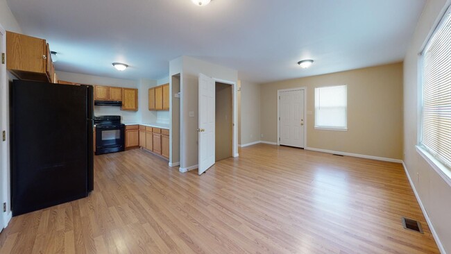 Building Photo - 5 bedrooms, 2.5 bathrooms House