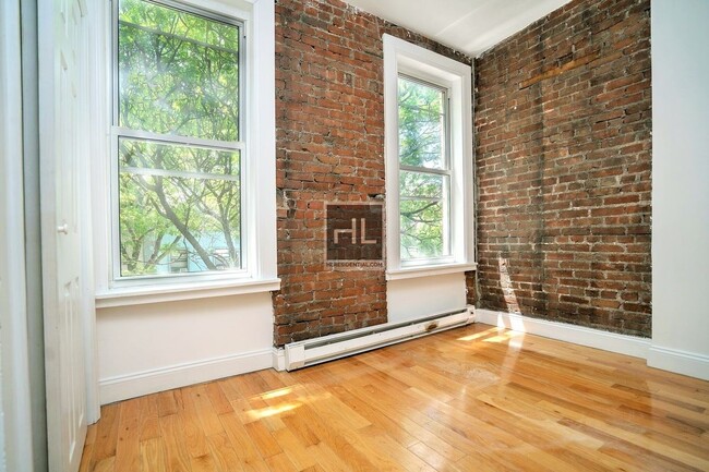 Building Photo - COZY AND SUNNY 3 BEDROOM ADELPHI STREET/FO...