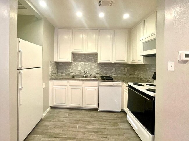 Building Photo - 307 E Mitchell St