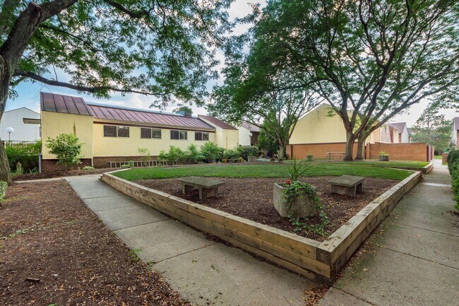 Building Photo - 1766 Willoway Cir S