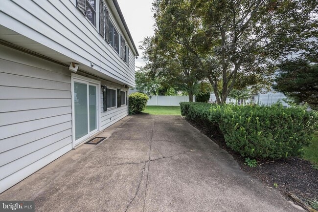 Building Photo - 1717 Country Club Dr