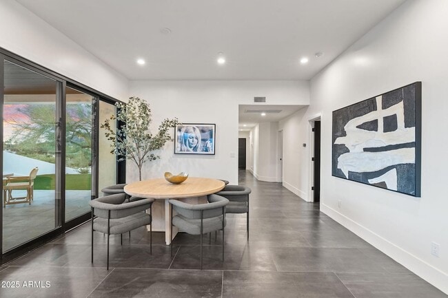 Building Photo - 3135 E Palo Verde Dr