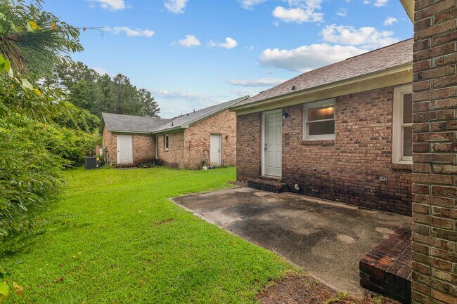 Building Photo - 2 Bedroom 1 Bathroom Duplex