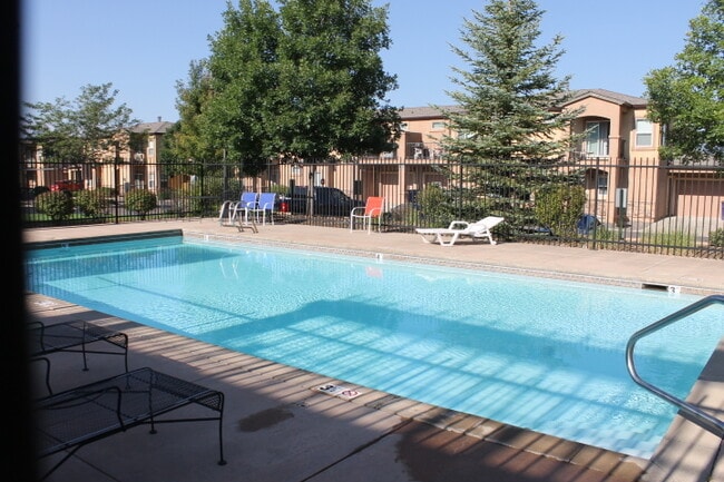 Building Photo - $1742 | 2BR/2BA | Lovely Townhome with a P...