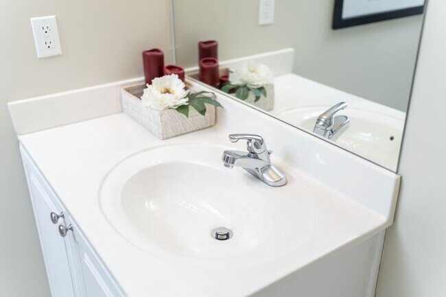 Building Photo - 3 Bedroom Flat, End unit Apartment - Available at Woodlands with $500 deposit. Ask your leasing a...