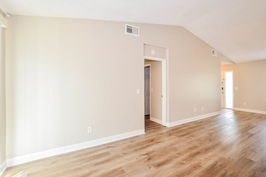 Building Photo - 426 Iowa Woods Cir E