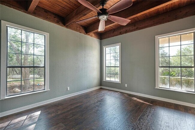 Building Photo - 2105 Vivian Dr