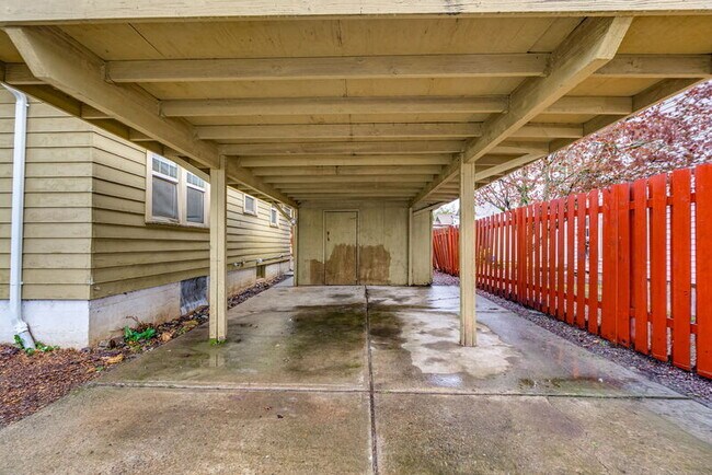 Building Photo - 1137 SE Uglow Ave