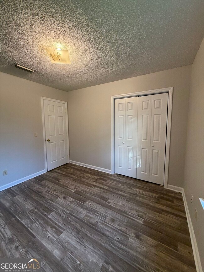 Building Photo - 302 Admiral's Walk Dr