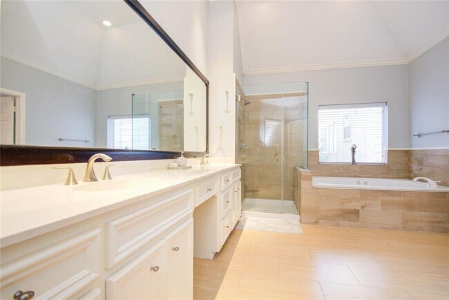 Building Photo - 1812 Staffordshire Crescent