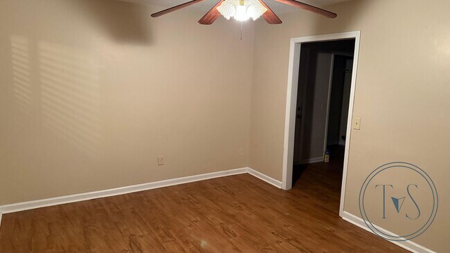 Building Photo - RATE DROP ALERT (was $1600/month) and MOVE-IN SPECIAL: 1ST FULL MONTH'S RENT FREE!**