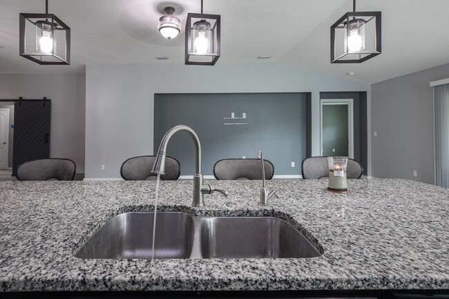 Building Photo - Stunning home in desirable neighborhood !