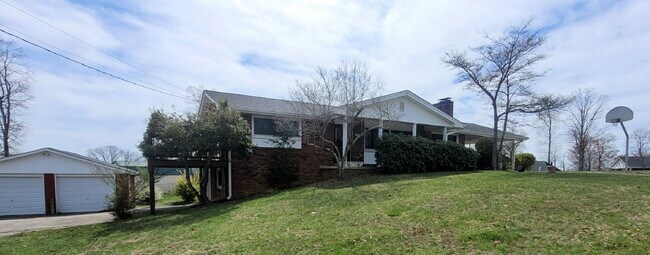 Building Photo - 2 Story Brick 4/5 bedroom 2.5 Bath with Ga...