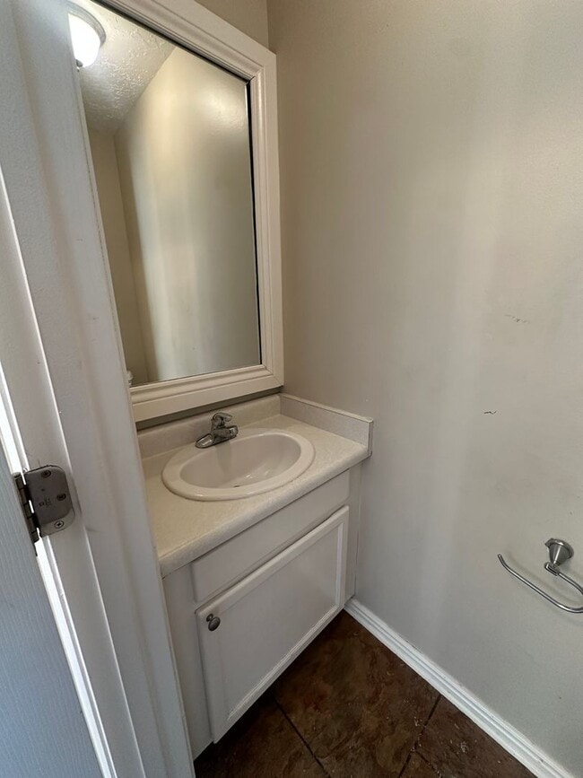 Building Photo - BEAUIFUL TOWNHOME!!!