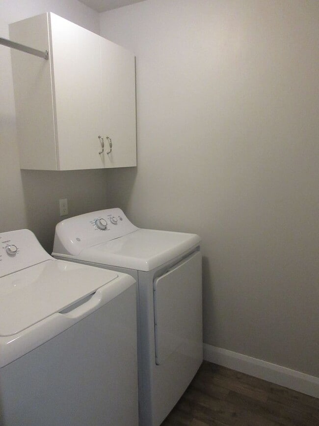 Building Photo - 3 bed -2.5 bath - Newer townhome in the he...