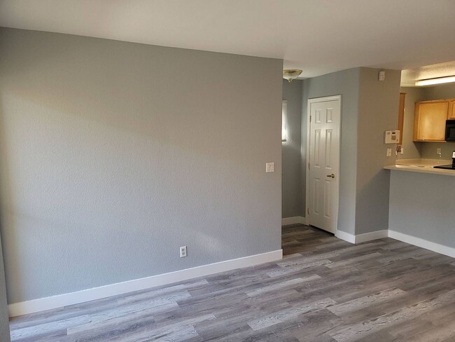 Building Photo - Spacious downstairs 2 bedrooms 2 bathroom ...