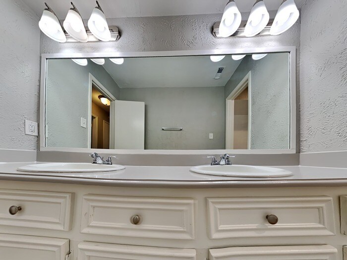 Building Photo - 7726-7712 12 Fairway Ln