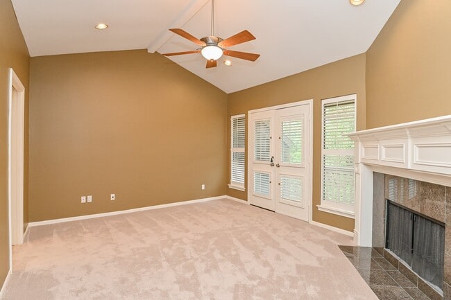 Building Photo - 294 Sugar Berry Cir