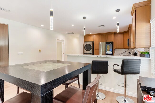 Building Photo - 1419 N Orange Dr