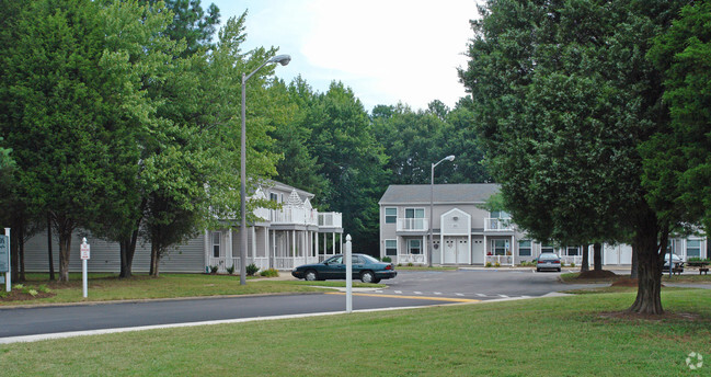 Building Photo - Laurel Woods