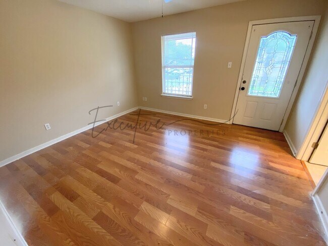 Building Photo - 2-Bed, 2.5-Bath Townhouse – Walk to McNeese State University!