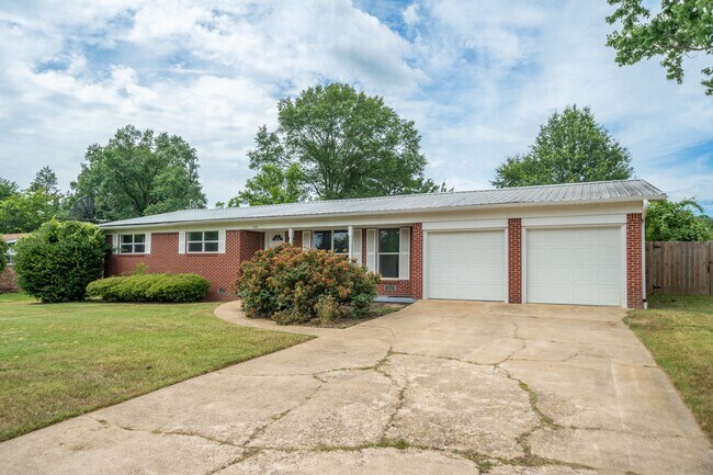 Building Photo - 206 Mockingbird St