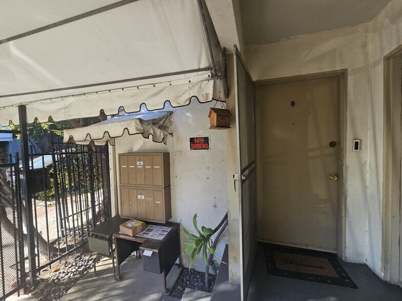 Building Photo - 1850 N La Brea Ave
