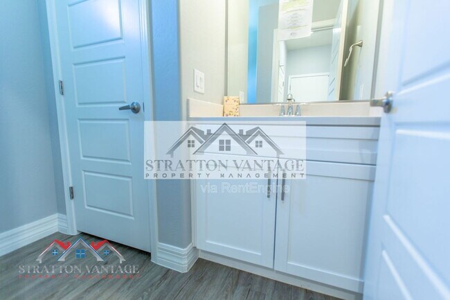 Building Photo - 2821 S Skyline Dr