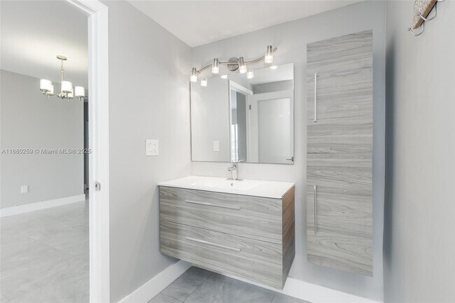 Building Photo - 500 Bayview Dr