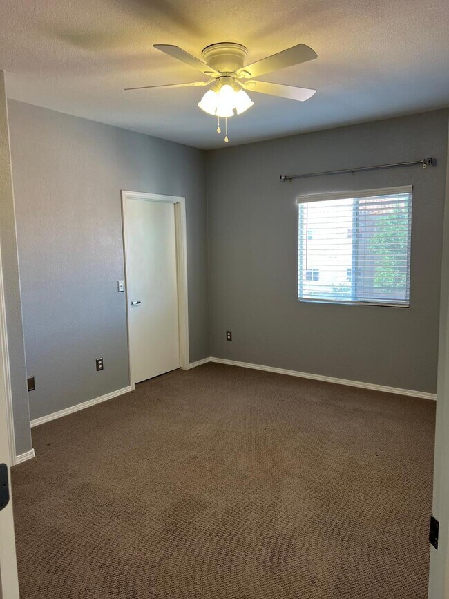 Building Photo - 6800 Vista Del Norte Dr NE
