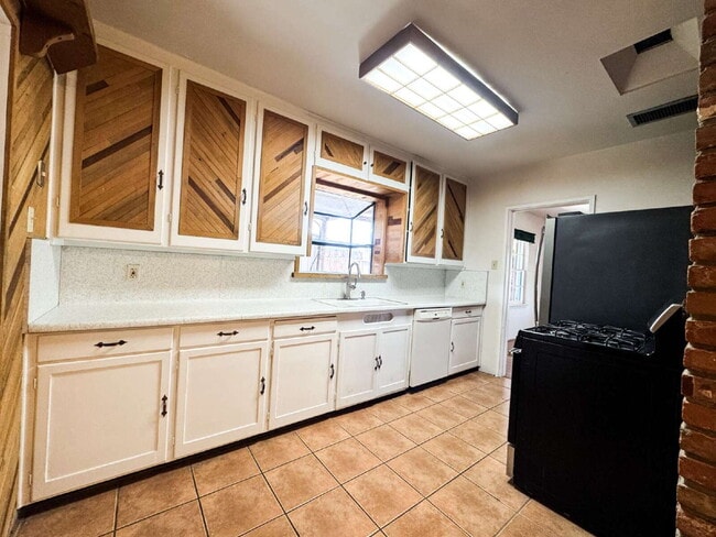 Building Photo - "Charming 3 Bedroom, 2 Bathroom Home with Spacious Living"