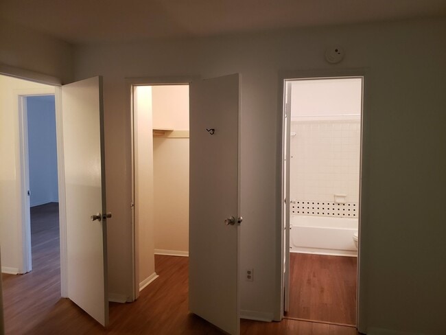 Building Photo - 2 Bedroom 2.5 Bath Townhouse with covered parking