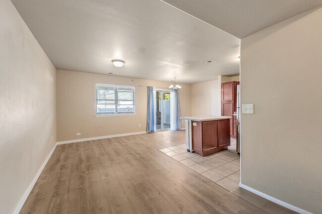 Building Photo - Spacious Multi-Level Townhome in Brookwillow